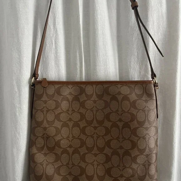 Coach Logo Bag - Picture 4 of 4